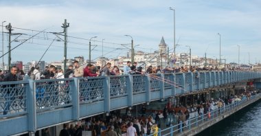 People fishing over the side of a crowded bridge in Eminönü, Istanbul, Türkiye, Nov. 15, 2025. (Shutterstock Photo)