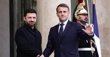 French President Emmanuel Macron (R) welcomes Ukrainian President Volodymyr Zelensky (L) at the Elysee Palace in Paris, France, Dec. 1, 2025. (EPA Photo)
