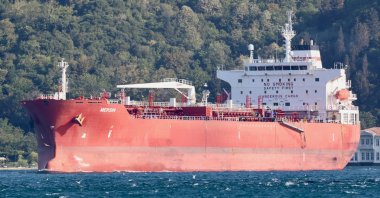 Panama-flagged oil tanker Mersin transits Bosporus in Istanbul, Türkiye, Aug. 13, 2025. (Reuters Photo)