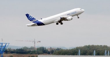 An Airbus A320 aircraft takes off from Airbus headquarters in Toulouse, France, April 30, 2010. (AFP Photo)