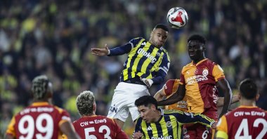 Davinson Sanchez (R) of Galatasaray in action against Youssef En-Nesyri (L) of Fenerbahçe during the Turkish Super Lig soccer match between Fenerbahçe and Galatasaray in Istanbul, Türkiye, Dec. 1, 2025. (EPA Photo