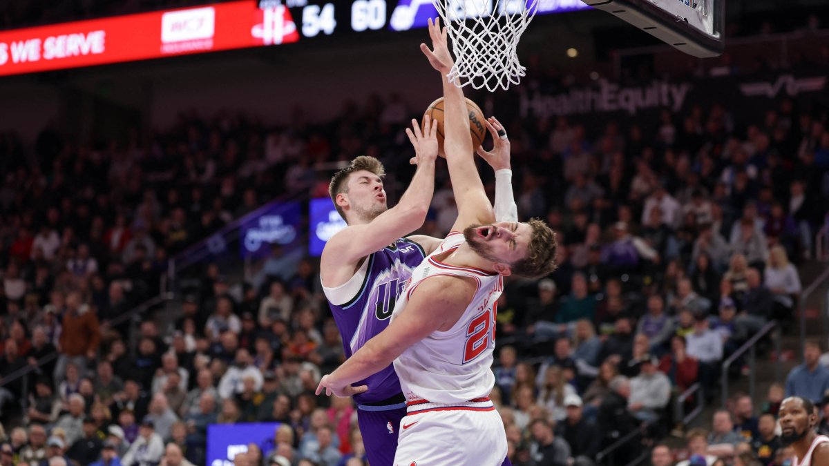 Utah Jazz&#039;s Kyle Filipowski (L) commits an offensive foul on Houston Rockets&#039; Alperen Şengün during the second quarter at Delta Center, Salt Lake City, Utah, U.S., Dec. 1, 2025 (Reuters Photo)