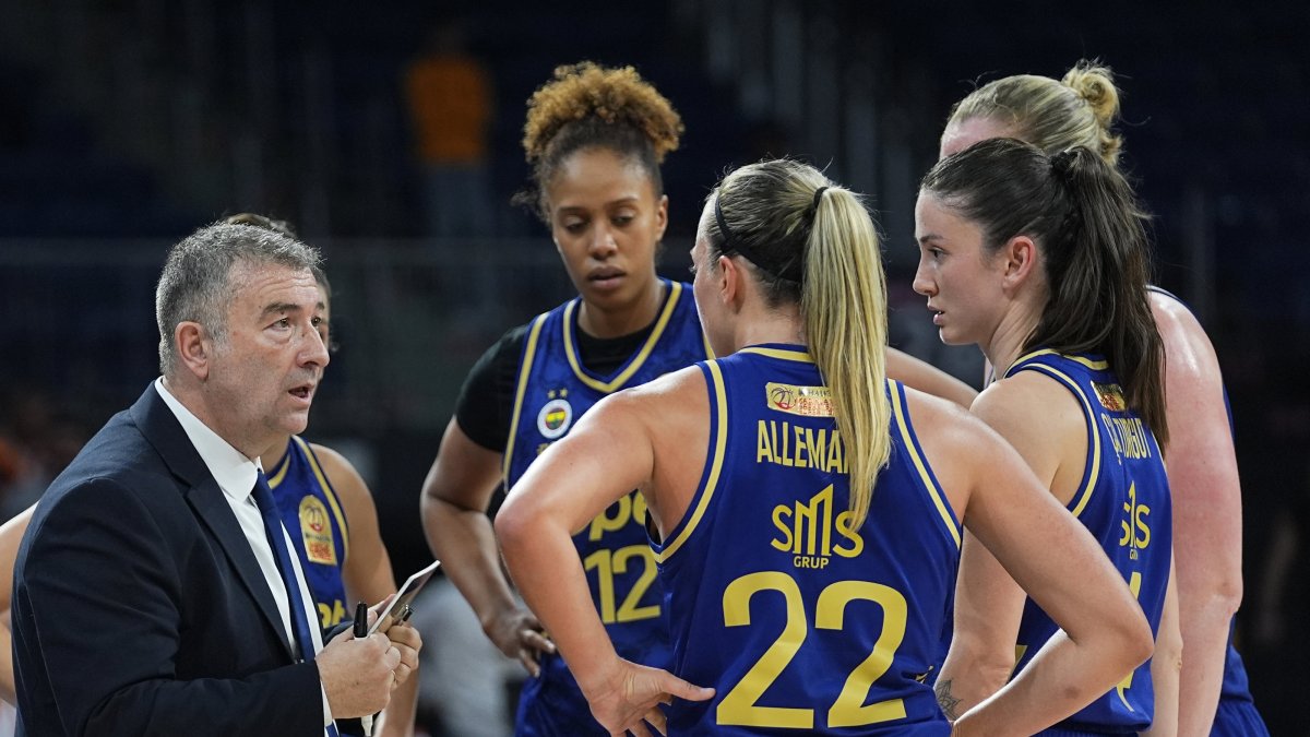 Fenerbahçe Opet coach Miguel Mendez (L) gives instructions to his players during the Halkbank Women's Basketball Süper Lig match against Galatasaray Çağdaş Faktoring at Erdem Sports Hall, Istanbul,  Türkiye, Nov. 23, 2025. (AA Photo)