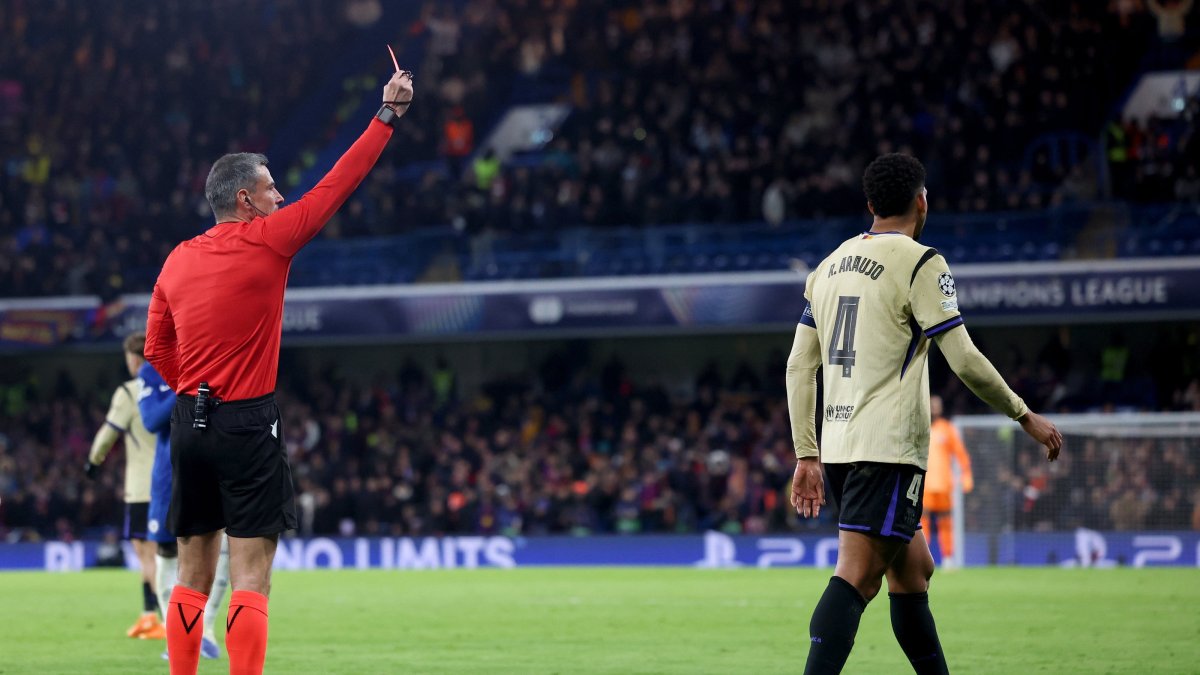 Referee Slavko Vincic shows Ronald Araujo of Barcelona the red card following a second yellow card during the UEFA Champions League league phase match between Chelsea and Barcelona, London, U.K, Nov. 25, 2025. (EPA Photo)