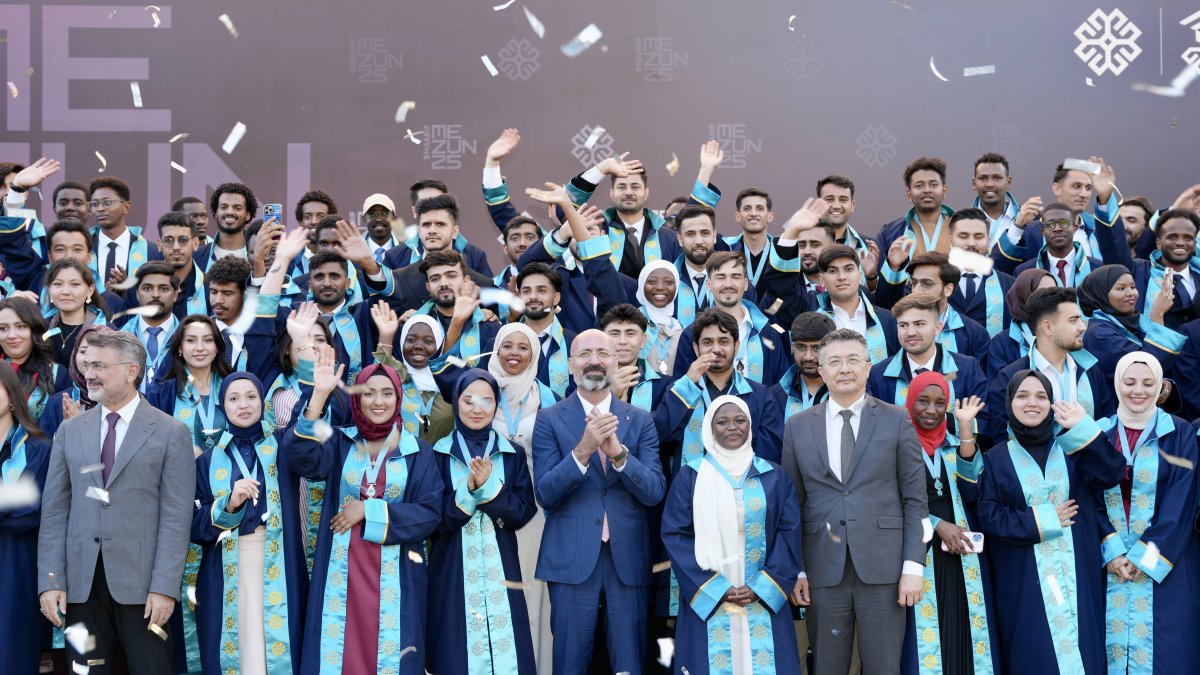 Maarif graduates celebrate with TMV President Mahmut Özdil during a graduation ceremony, Istanbul, Türkiye, July 3, 2025. (Courtesy of TMV)
