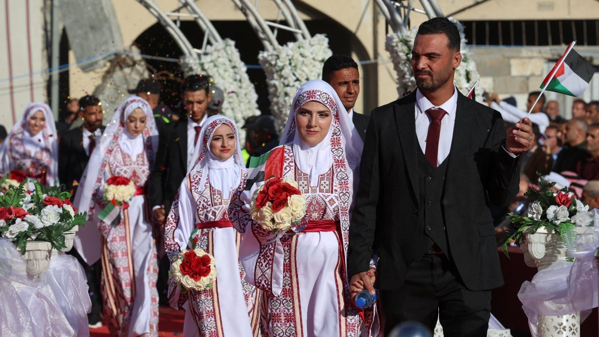 Mass wedding of Palestinian couples defies despair in Gaza