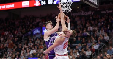 Utah Jazz&#039;s Kyle Filipowski (L) commits an offensive foul on Houston Rockets&#039; Alperen Şengün during the second quarter at Delta Center, Salt Lake City, Utah, U.S., Dec. 1, 2025 (Reuters Photo)