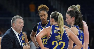 Fenerbahçe Opet coach Miguel Mendez (L) gives instructions to his players during the Halkbank Women&#039;s Basketball Süper Lig match against Galatasaray Çağdaş Faktoring at Erdem Sports Hall, Istanbul,  Türkiye, Nov. 23, 2025. (AA Photo)