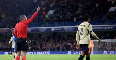Referee Slavko Vincic shows Ronald Araujo of Barcelona the red card following a second yellow card during the UEFA Champions League league phase match between Chelsea and Barcelona, London, U.K, Nov. 25, 2025. (EPA Photo)