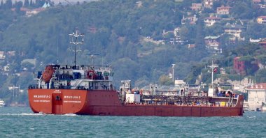 Russian-flagged oil tanker MIDVOLGA-2 transits the Bosporus, Istanbul, Türkiye, Aug. 15, 2022. (Reuters Photo)