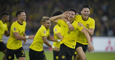 Malaysia&#039;s Stuart John Wilkin (C) celebrates after he scored the second goal for Malaysia during a match against Singapore during the ASEAN Football Federation (AFF) Mitsubishi Electric Cup 2022 Group B match in Bukit Jail stadium, Kuala Lumpur, Malaysia, Jan. 3, 2023. (AP Photo)