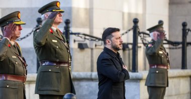 Ukraine&#039;s President Volodymyr Zelenskyy listens to his country&#039;s national anthem upon his arrival at the government buildings in Dublin, Dec. 2, 2025. (AFP Photo)