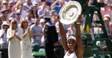 Serena Williams, of the United States, reacts as she holds up the trophy after winning the women&#039;s singles final against Garbine Muguruza of Spain, at the All England Lawn Tennis Championships in Wimbledon, London, July 11, 2015. (AP Photo)
