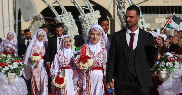 Palestinian couples attend a mass wedding in Khan Younis, in the southern Gaza Strip Dec. 2, 2025. (Reuters Photo)