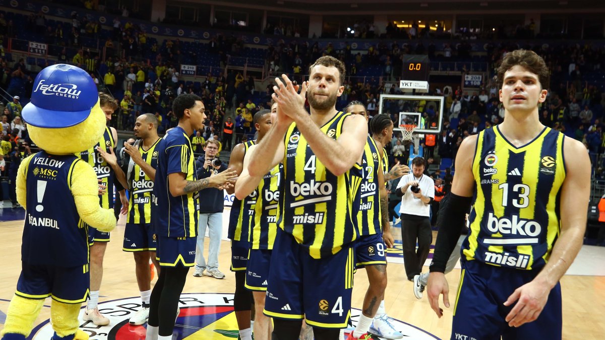 Fenerbahçe Beko players applaud fans after beating Virtus Bologna 66-64 in their EuroLeague Week 13 matchup, Istanbul, Türkiye, Nov. 25, 2025. (IHA Photo)
