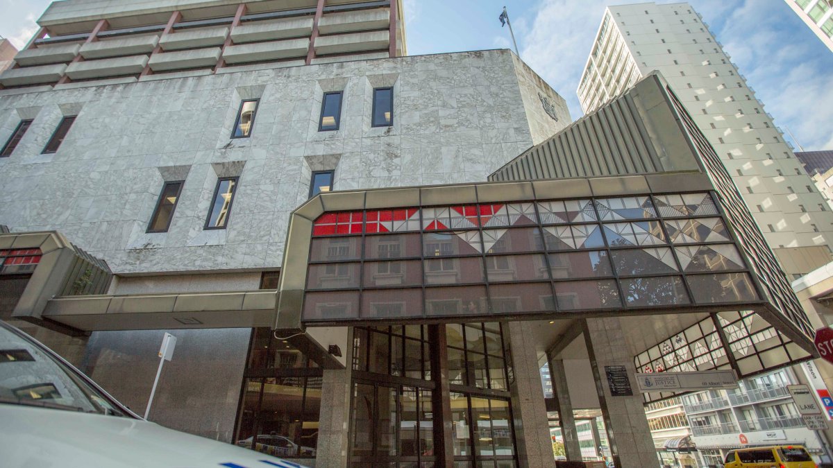 New Zealand man swallows $19K Faberge pendant in jewel heist