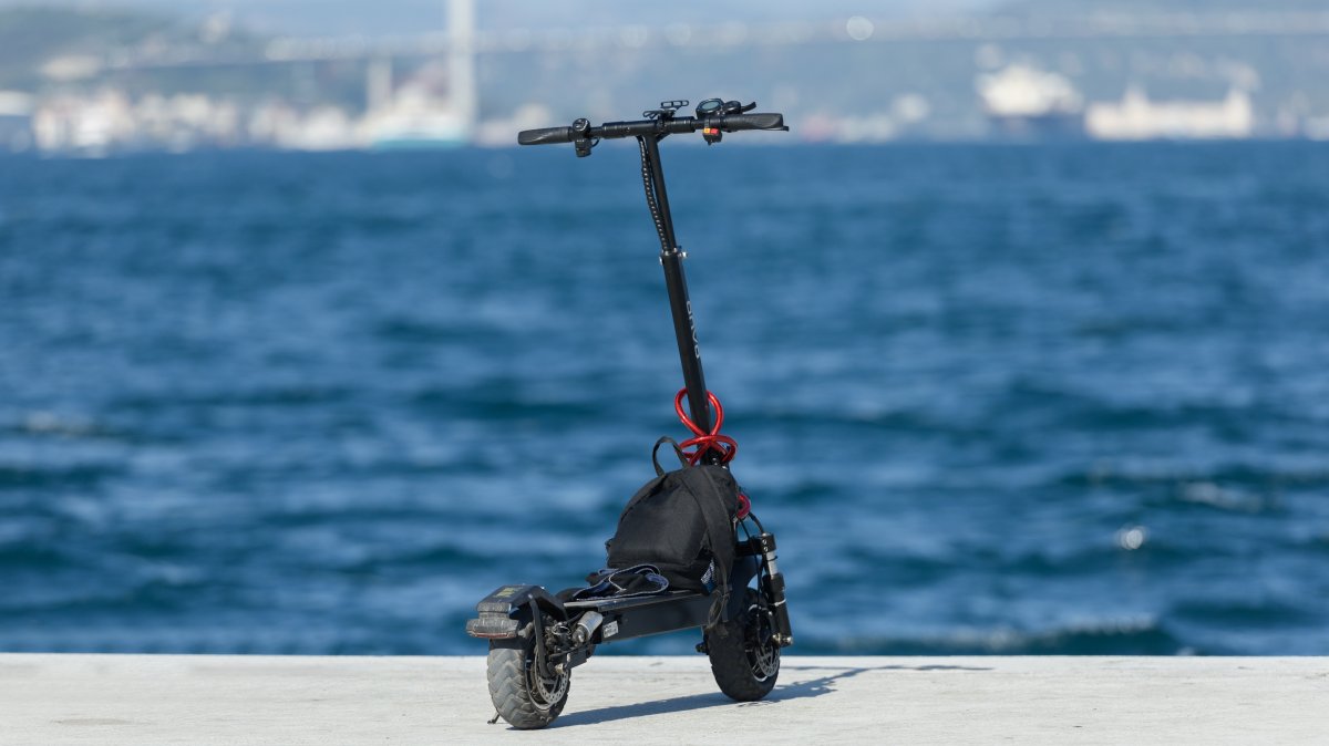 An electric scooter parked along the Sarayburnu coastal road, Istanbul, Türkiye, Sept. 2, 2024. (Shutterstock Photo)