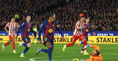 Barcelona&#039;s Raphinha (C) scores during the La Liga match against Atletico Madrid at the Spotify Camp Nou, Barcelona, Spain, Dec. 2, 2025. (Reuters Photo)