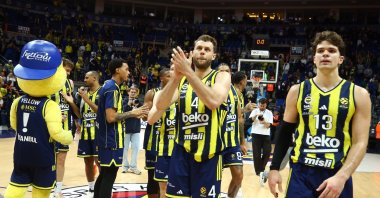 Fenerbahçe Beko players applaud fans after beating Virtus Bologna 66-64 in their EuroLeague Week 13 matchup, Istanbul, Türkiye, Nov. 25, 2025. (IHA Photo)
