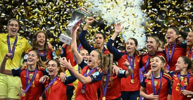 Spain&#039;s players celebrate with the trophy after winning the UEFA Women&#039;s Nations League second leg final football match between Spain and Germany at the Metropolitano Stadium, Madrid, Spain, Dec. 2, 2025. (AFP Photo)
