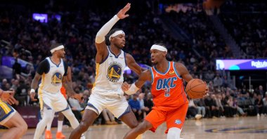 Oklahoma City Thunder guard Shai Gilgeous-Alexander (R) dribbles the ball next to Golden State Warriors guard Buddy Hield (C) in the fourth quarter at the Chase Center, San Francisco, U.S., Dec. 2, 2025. (Reuters Photo)