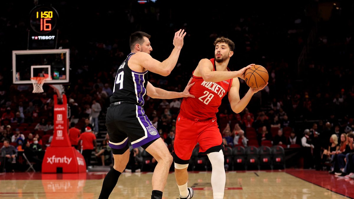 Houston Rockets' Alperen Şengün (R) handles the ball against Sacramento Kings' Drew Eubanks during the first quarter at Toyota Center, Houston, U.S., Dec. 3, 2025. (Reuters Photo)