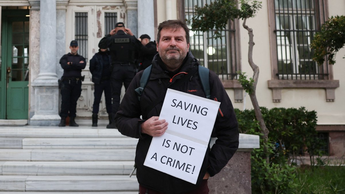 Rights groups slam Greek trial of aid workers for migrant smuggling