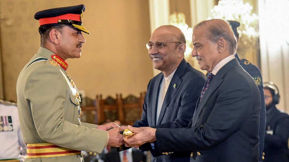 Pakistan's Prime Minister Shehbaz Sharif (R) and President Asif Ali Zardari (C) jointly confer the Baton of Field Marshal on Chief of Army Staff Gen. Syed Asim Munir during a ceremony in Islamabad, Pakistan, May 22, 2025. (AFP Photo)