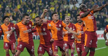Galatasaray players celebrate during Leroy Sane&#039;s (3rd L) goal during the Süper Lig match against Fenerbahçe, Istanbul, Türkiye, Dec. 1, 2025. (DHA Photo)