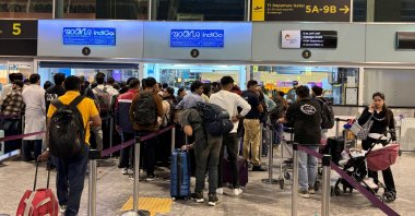 Travelers wait in lines at IndiGo ticketing kiosks to reschedule their flights at Kempegowda International Airport, Bengaluru, India, Dec. 3, 2025. (Reuters Photo)