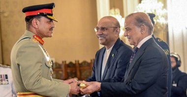 Pakistan&#039;s Prime Minister Shehbaz Sharif (R) and President Asif Ali Zardari (C) jointly confer the Baton of Field Marshal on Chief of Army Staff Gen. Syed Asim Munir during a ceremony in Islamabad, Pakistan, May 22, 2025. (AFP Photo)