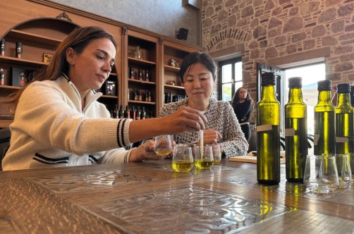 Japanese chef Hiromi Nakamura (R) prepares a special blend of Turkish olive oils with Turkish entrepreneur Bahar Alan, Ankara, Türkiye, Nov. 7, 2025. (AA Photo)