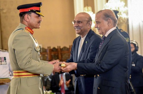 Pakistan&#039;s Prime Minister Shehbaz Sharif (R) and President Asif Ali Zardari (C) jointly confer the Baton of Field Marshal on Chief of Army Staff Gen. Syed Asim Munir during a ceremony in Islamabad, Pakistan, May 22, 2025. (AFP Photo)