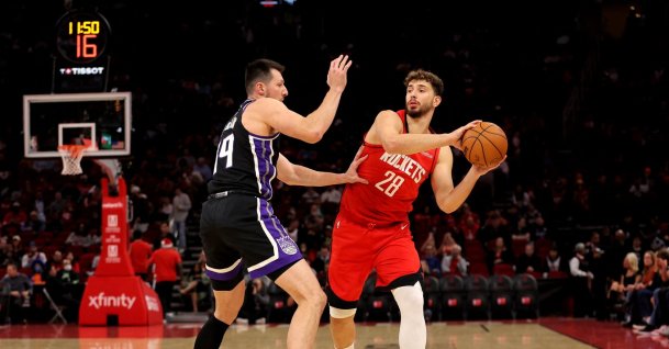 Houston Rockets&#039; Alperen Şengün (R) handles the ball against Sacramento Kings&#039; Drew Eubanks during the first quarter at Toyota Center, Houston, U.S., Dec. 3, 2025. (Reuters Photo)