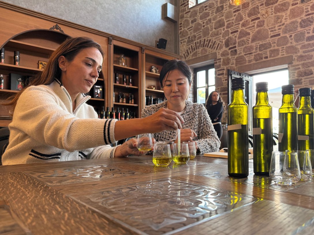 Japanese chef Hiromi Nakamura (R) prepares a special blend of Turkish olive oils with Turkish entrepreneur Bahar Alan, Ankara, Türkiye, Nov. 7, 2025. (AA Photo)