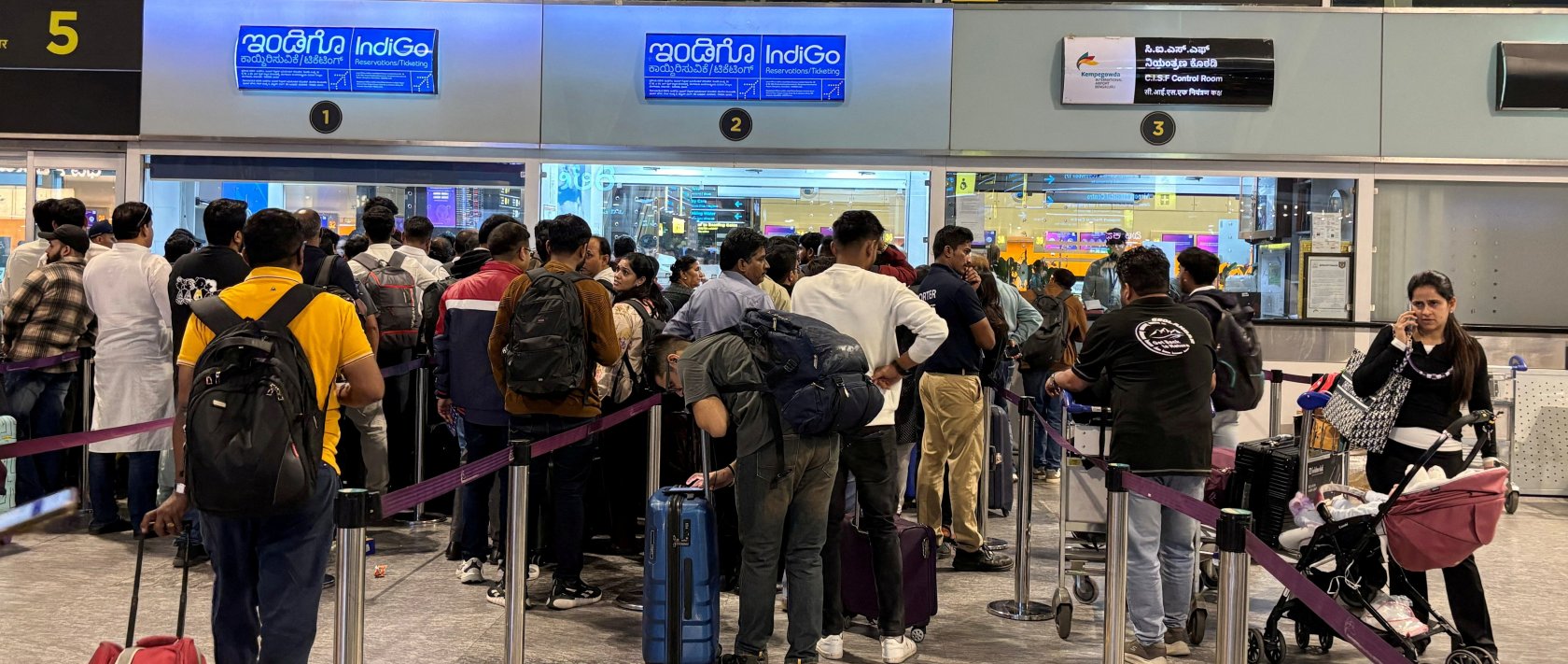 Travelers wait in lines at IndiGo ticketing kiosks to reschedule their flights at Kempegowda International Airport, Bengaluru, India, Dec. 3, 2025. (Reuters Photo)