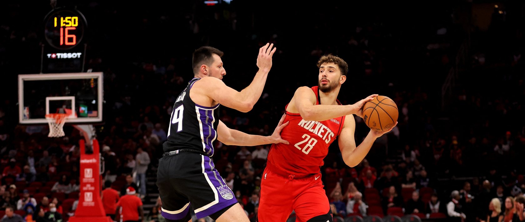 Houston Rockets&#039; Alperen Şengün (R) handles the ball against Sacramento Kings&#039; Drew Eubanks during the first quarter at Toyota Center, Houston, U.S., Dec. 3, 2025. (Reuters Photo)