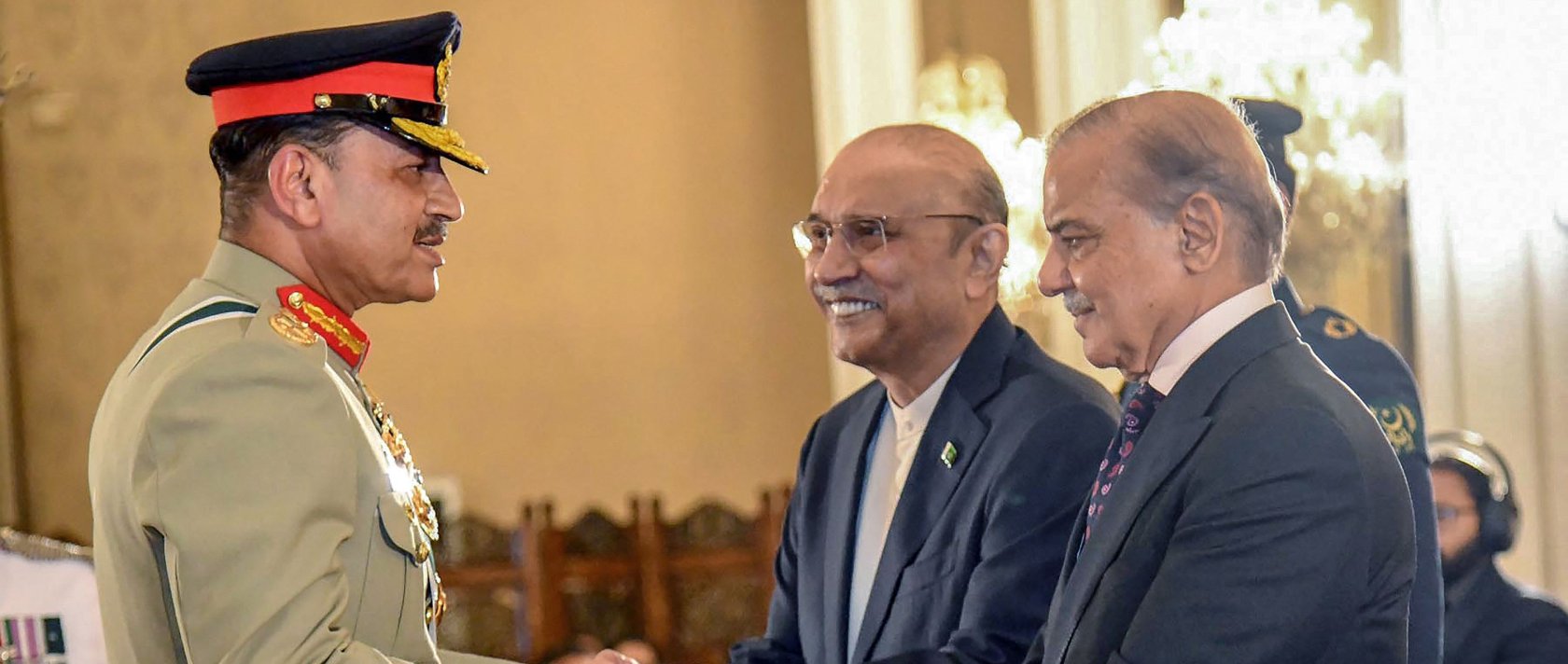 Pakistan&#039;s Prime Minister Shehbaz Sharif (R) and President Asif Ali Zardari (C) jointly confer the Baton of Field Marshal on Chief of Army Staff Gen. Syed Asim Munir during a ceremony in Islamabad, Pakistan, May 22, 2025. (AFP Photo)