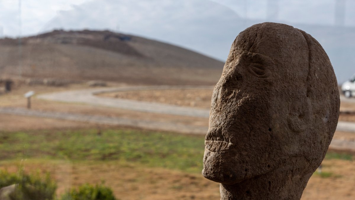 A human statue is displayed behind a glass protection at the Karahantepe excavation site, near the southeastern city of Şanlıurfa, Türkiye, Nov. 26, 2025. (Reuters Photo)