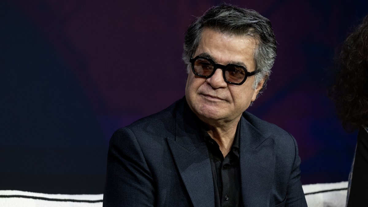 Filmmaker Jafar Panahi plans return to Iran despite jail term