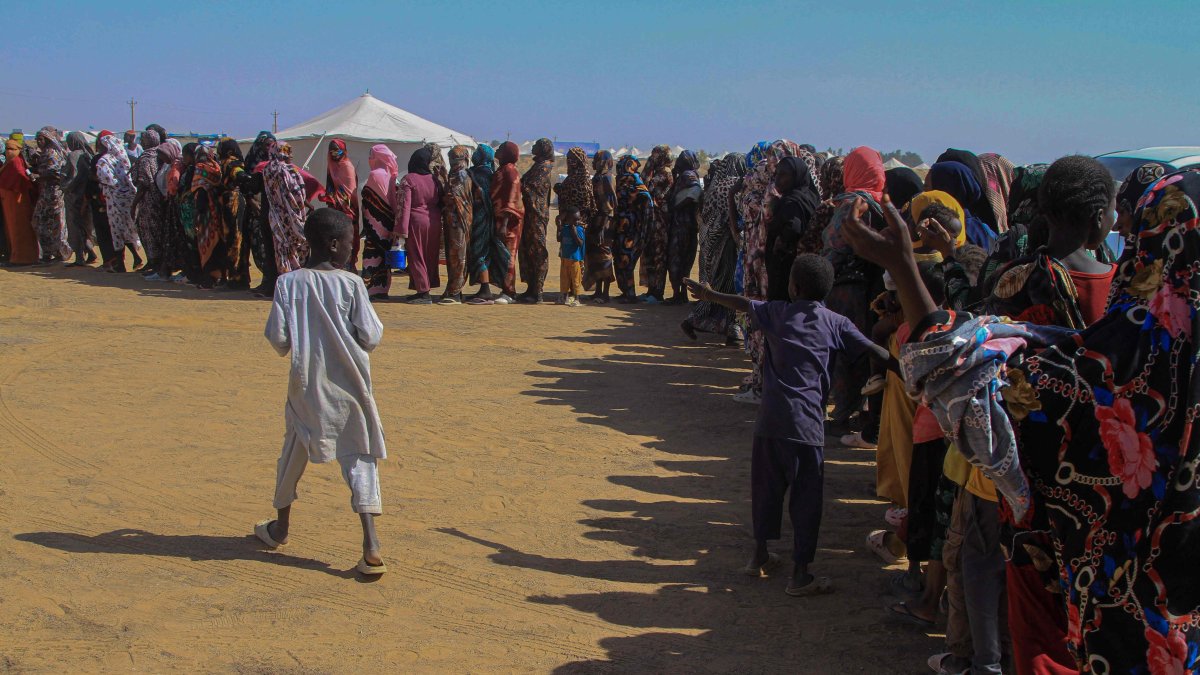Sudanese women who fled El-Fasher line up to receive humanitarian aid at the Al-Afad camp for displaced people, Al-Dabba, Sudan, Nov. 25, 2025. (AFP Photo)