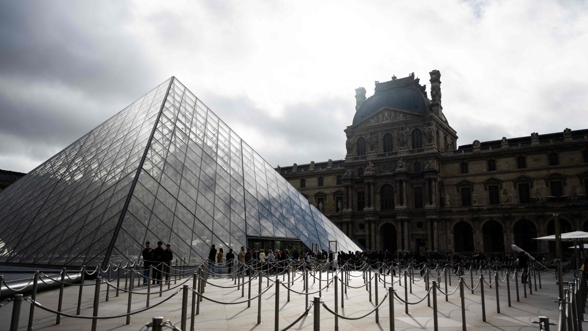 Tourists line up to enter the Louvre museum next to the Louvre pyramid designed by Chinese American architect Ieoh Ming Pei, Paris, France, on Nov. 3, 2025. (AFP Photo)