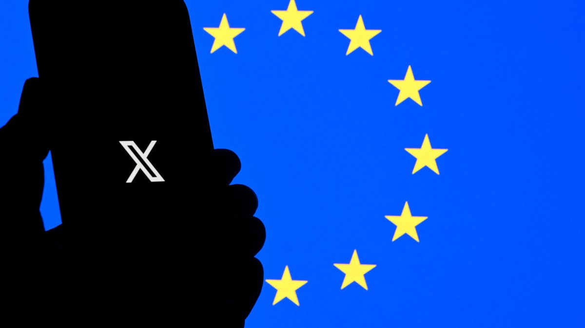This illustration photograph shows the logo of X social media platform displayed on a smartphone in front a Euopean Union flag, Brussels, Belgium, Sept. 29, 2025. (AFP Photo)