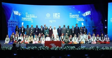 A family photo of Emine Erdoğan (C), Latifa al-Droubi, TMV President Mahmut Özdil and students captured during the summit’s opening program, Istanbul, Türkiye, Dec. 5, 2025. (Courtesy of TMV)