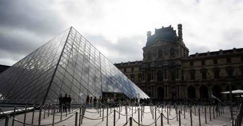 Tourists line up to enter the Louvre museum next to the Louvre pyramid designed by Chinese American architect Ieoh Ming Pei, Paris, France, on Nov. 3, 2025. (AFP Photo)