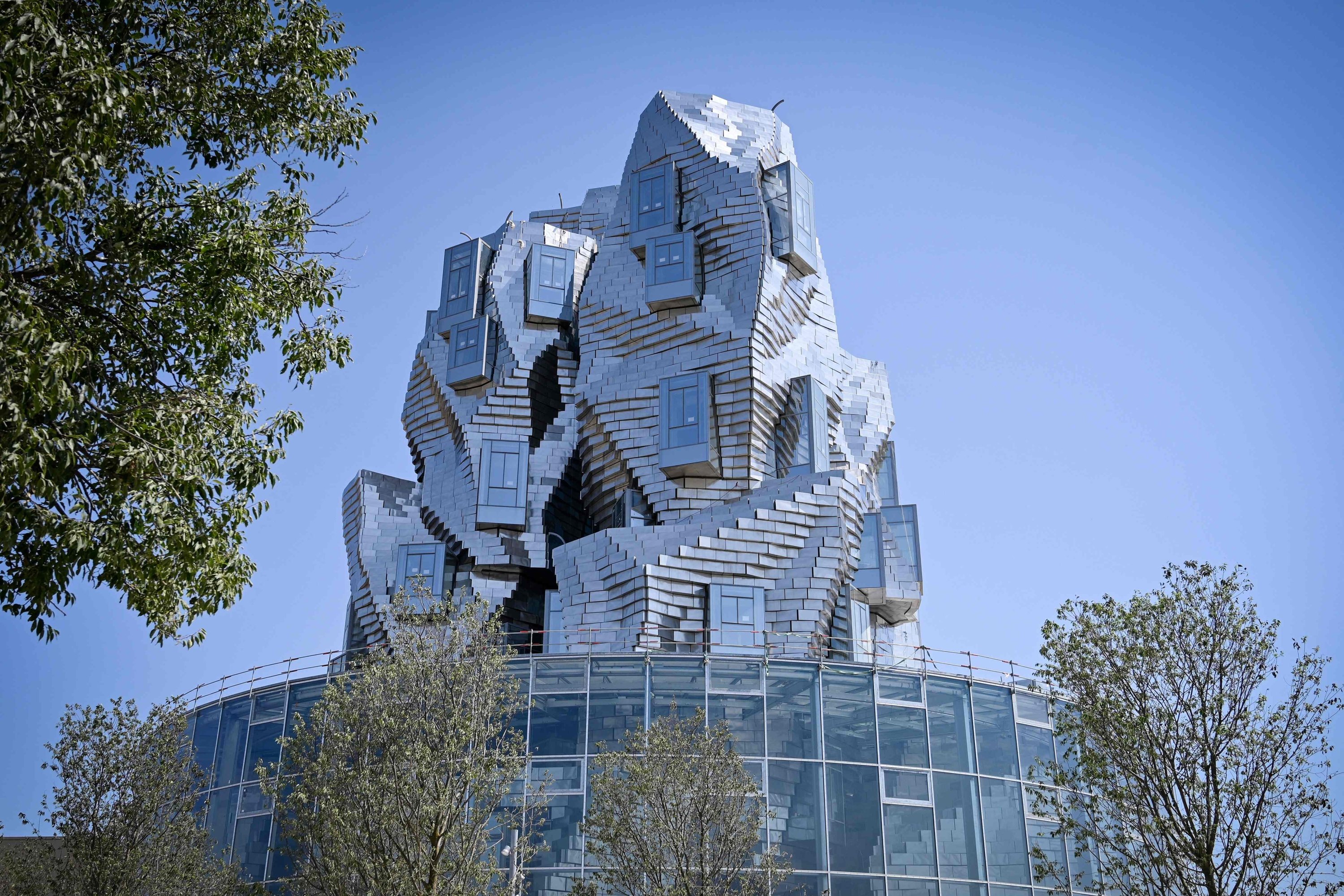 Una torre retorcida revestida con azulejos reflectantes de aluminio, diseñada por Gehry, y que alberga la Fundación Luma en Arles, sur de Francia, el 1 de julio de 2019. (Foto AFP)