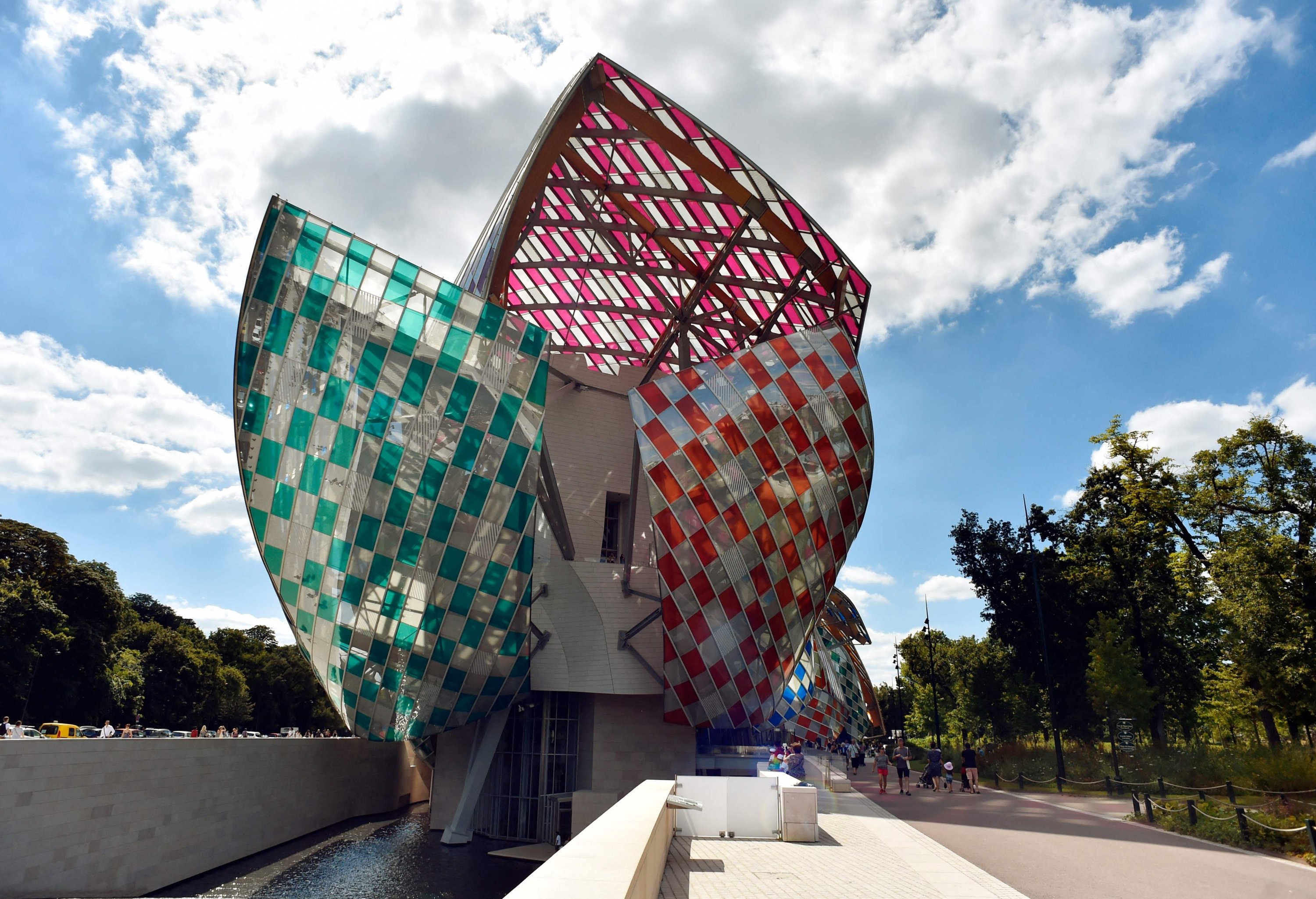 La Fundación Louis Vuitton, diseñada por Gehry, con una obra temporal de Daniel Buren, en el parque público Bois de Boulogne, París, Francia, el 17 de julio de 2016. (Foto AFP)