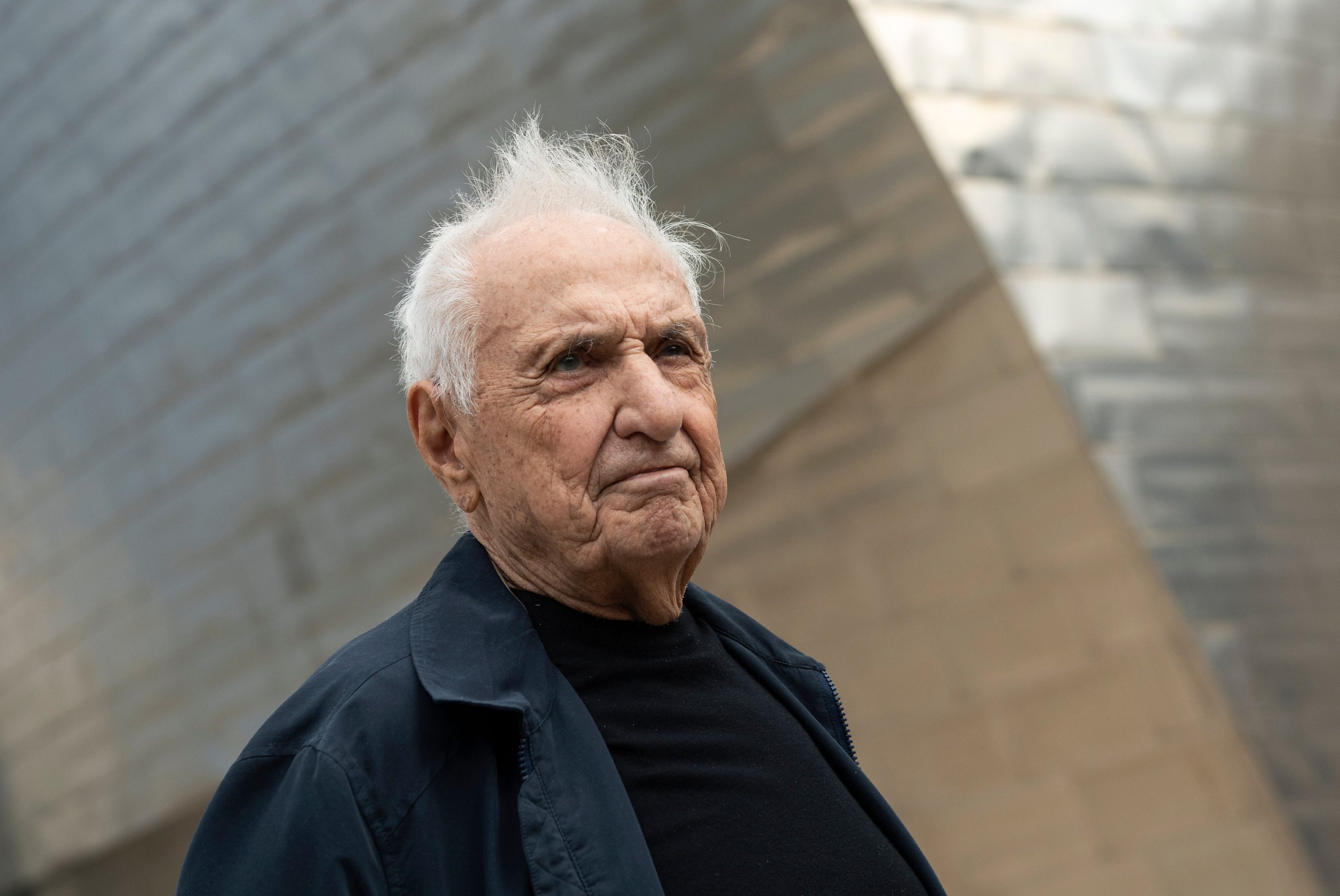 El arquitecto estadounidense Frank Gehry posa frente al Museo Guggenheim Bilbao, Bilbao, España, el 17 de octubre de 2022. (Foto AFP)