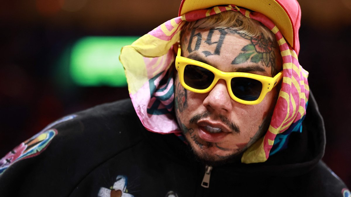 Tekashi 6ix9ine is seen during the second half of a NBA game, Miami, U.S., Nov. 12, 2025. (AFP Photo)