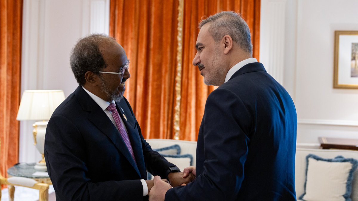 Turkish FM gets diplomacy running in Qatar with bilateral talks